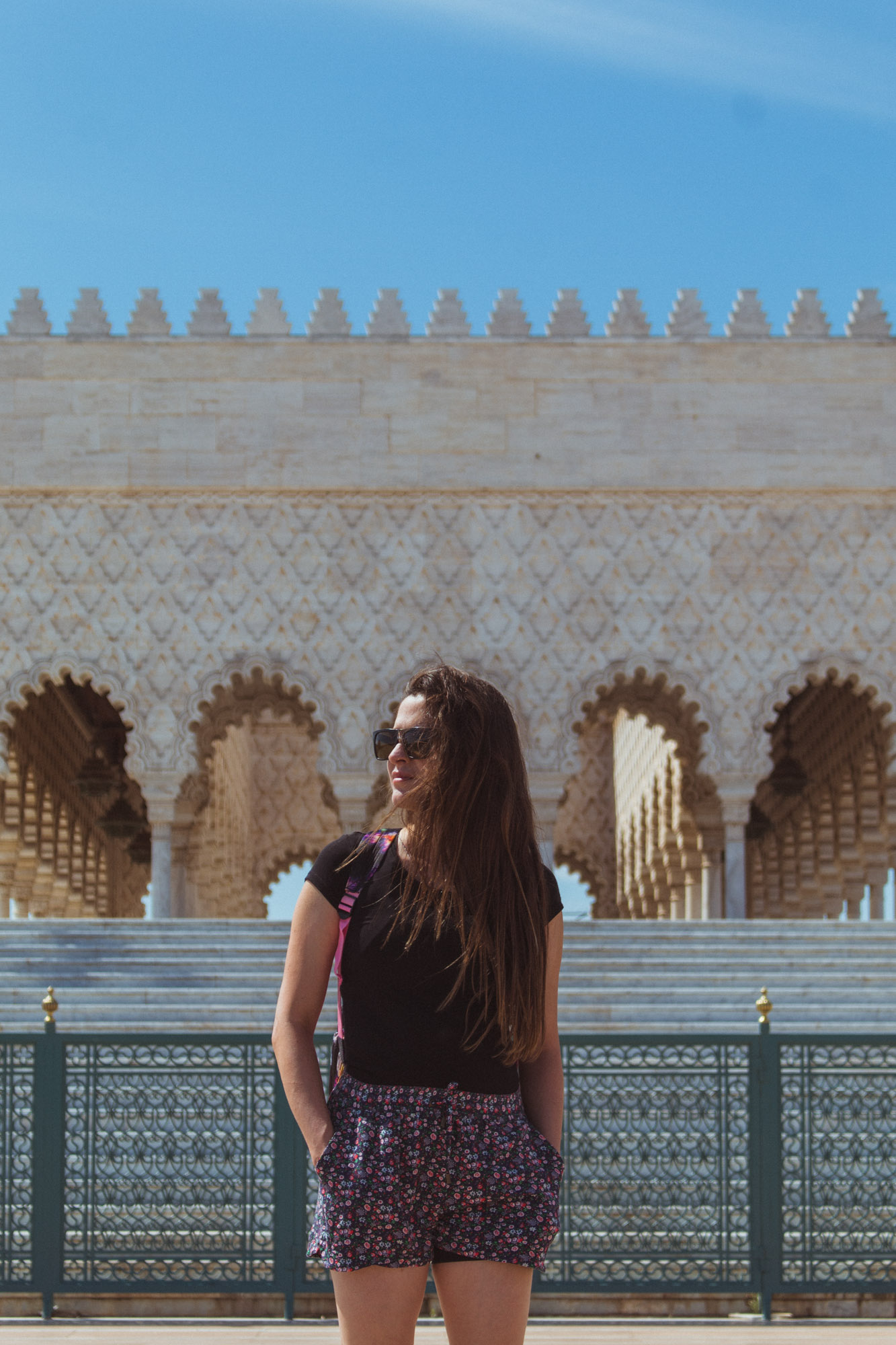 Eine Frau posiert im Mausoleum von Mohammed V in Rabat, Marokko