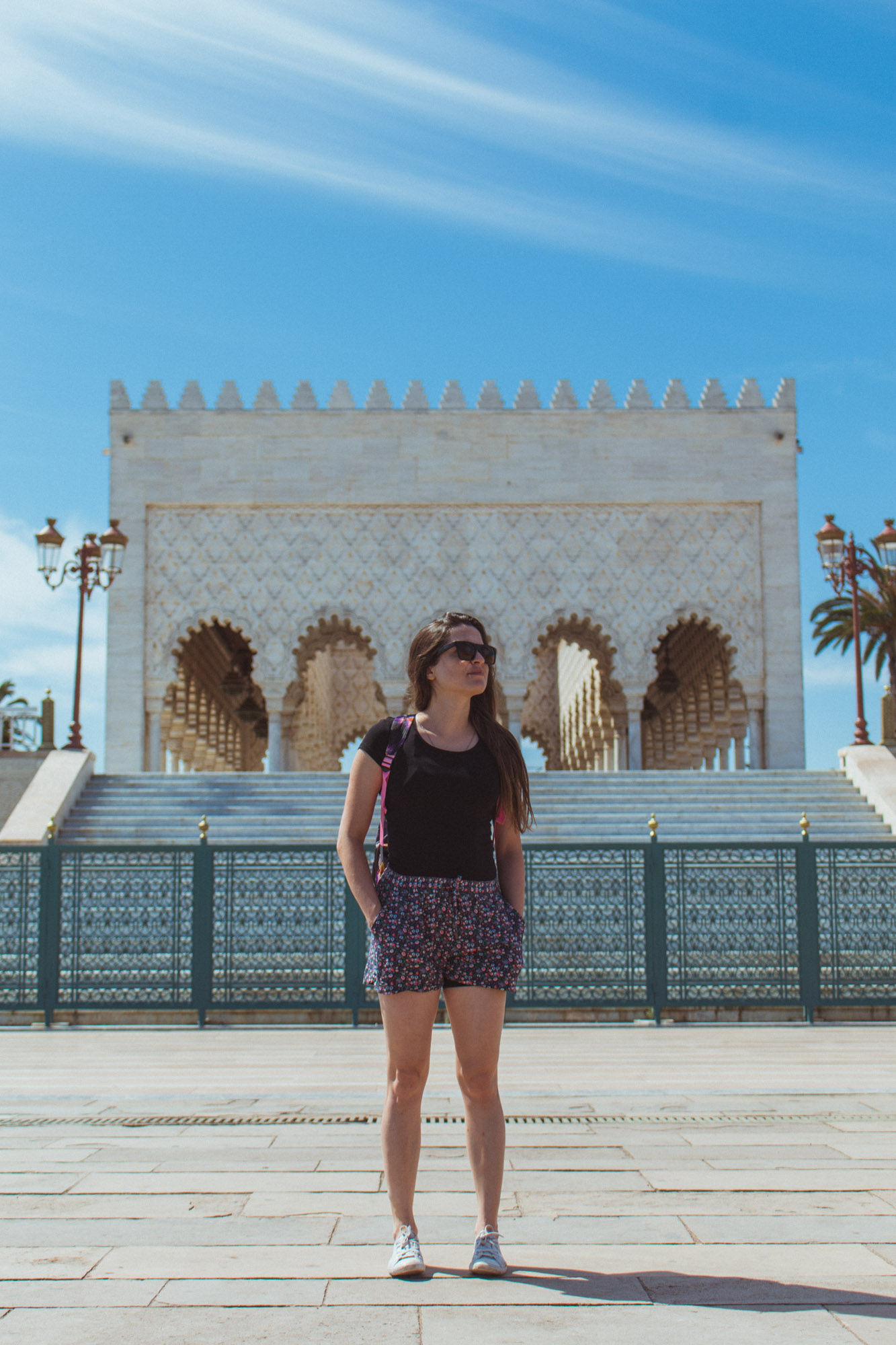 Eine Frau posiert im Mausoleum von Mohammed V in Rabat, Marokko